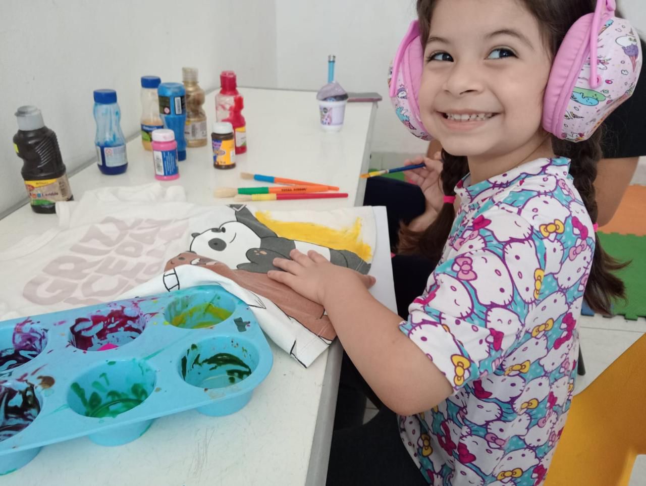 Niña con autismo en terapia de arte en centro especializado Mérida Yucatán